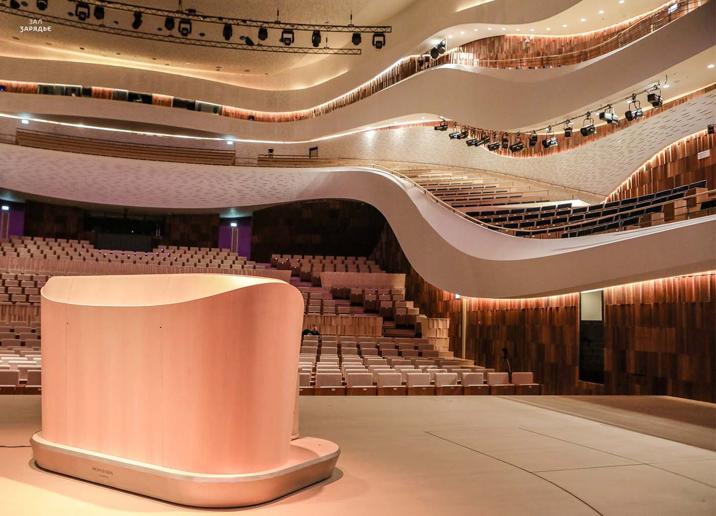 Design : Christophe & Patrick ARMAND. Die Kurven der Möbel sind von der Architektur inspiriert.