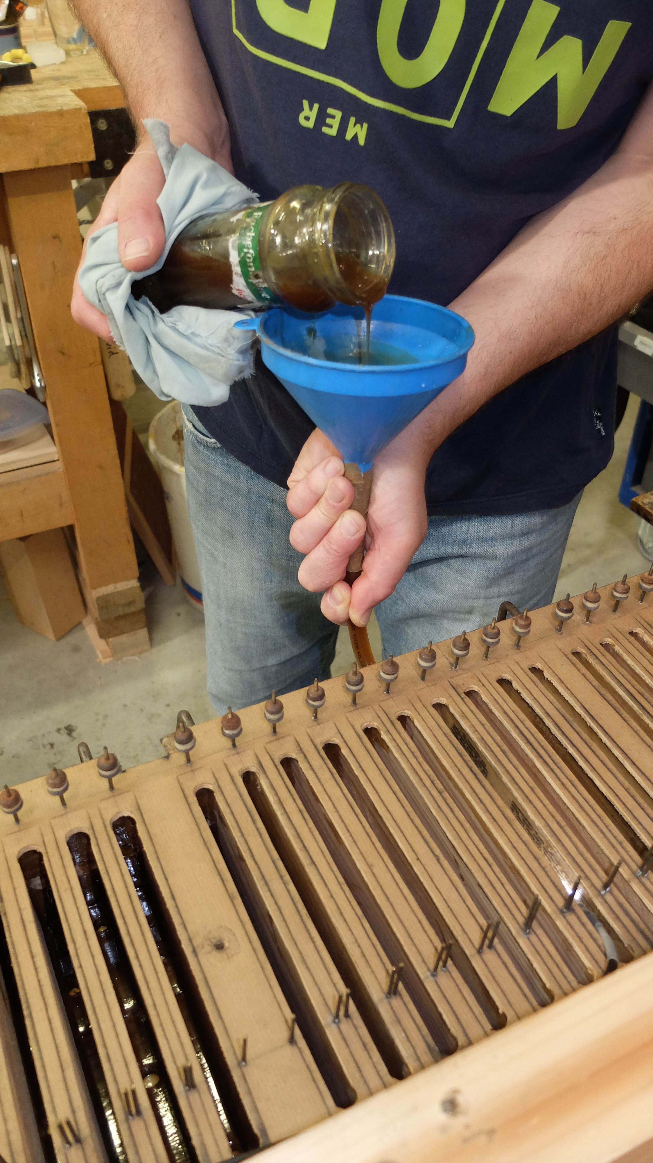 Neuverleimung der Windlade des Positif von Gonzalez (die einzige in der Werkstatt gründlich restaurierte Windlade der Orgel) 